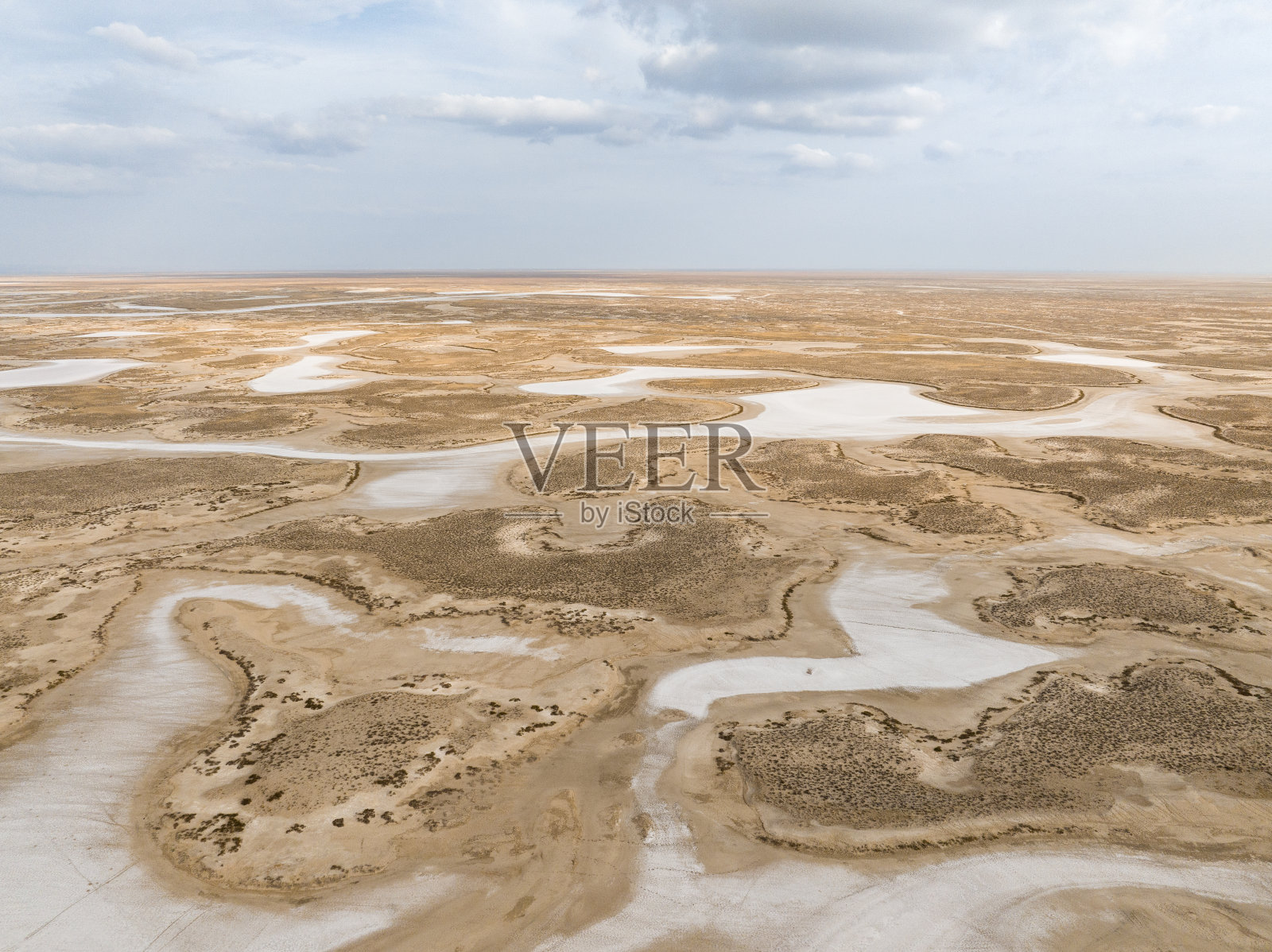 湖泊的自然形状和纹理照片摄影图片