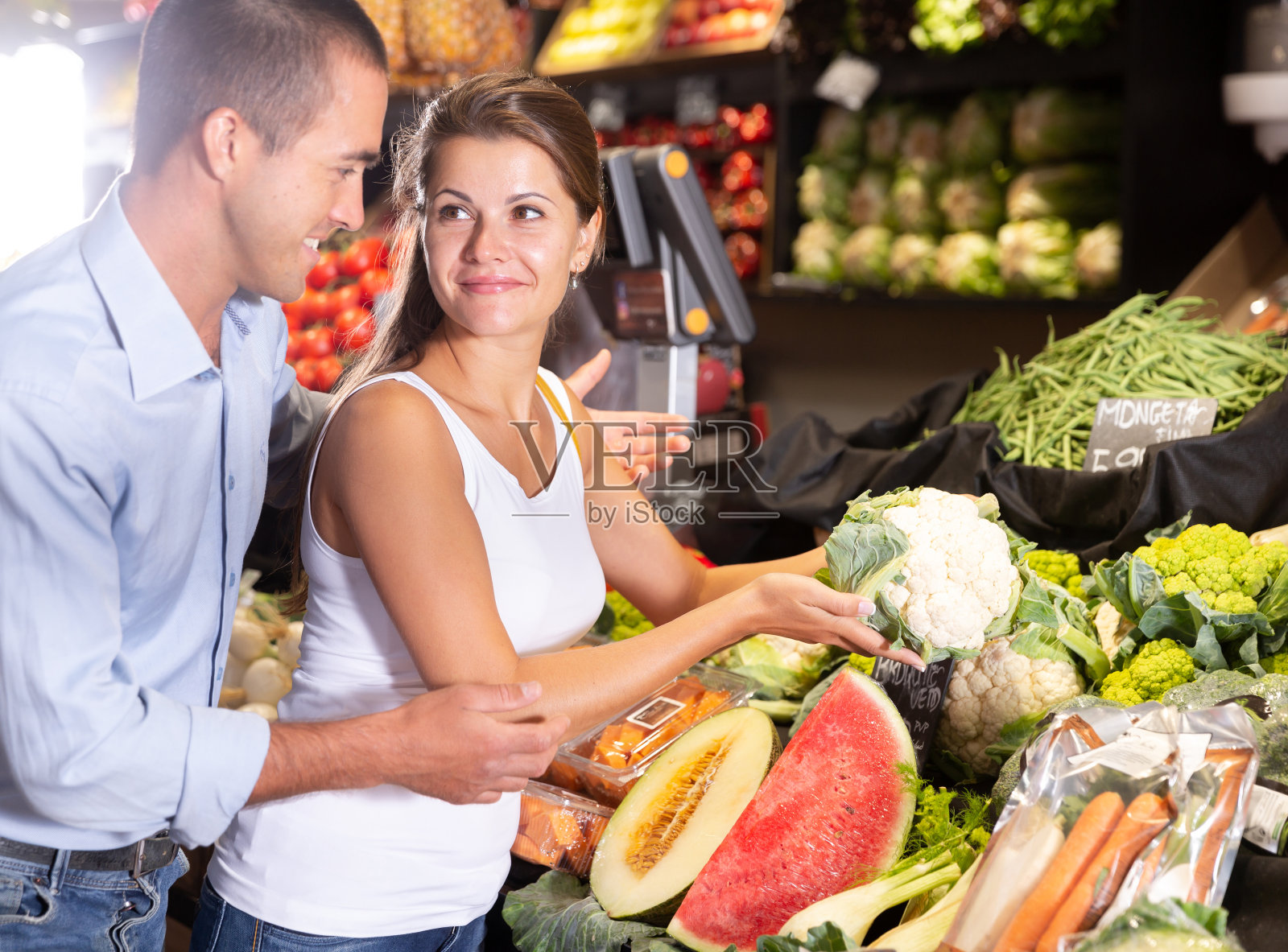 快乐的年轻夫妇选择新鲜的水果和蔬菜照片摄影图片