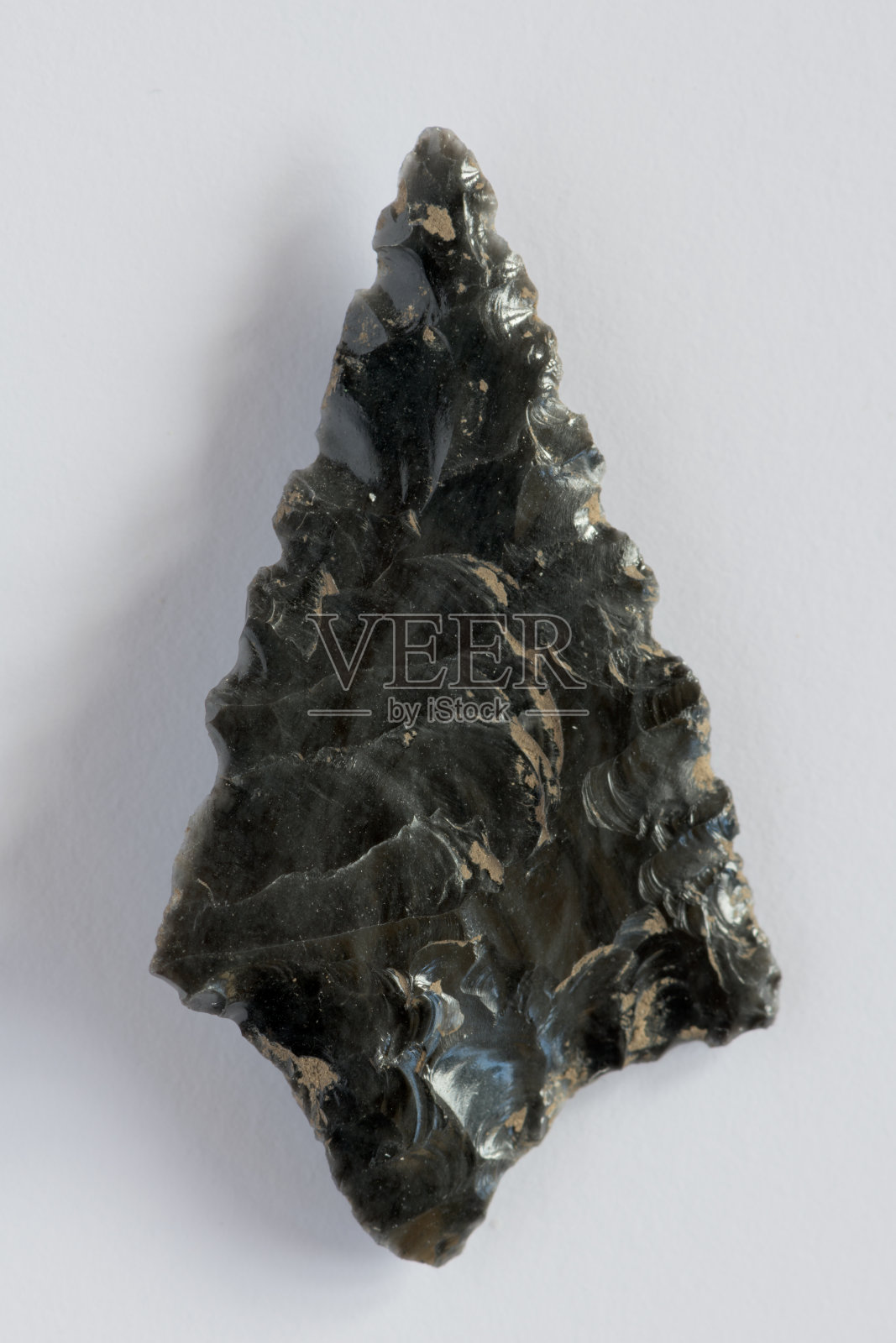 白色背景上的黑曜石箭头照片摄影图片