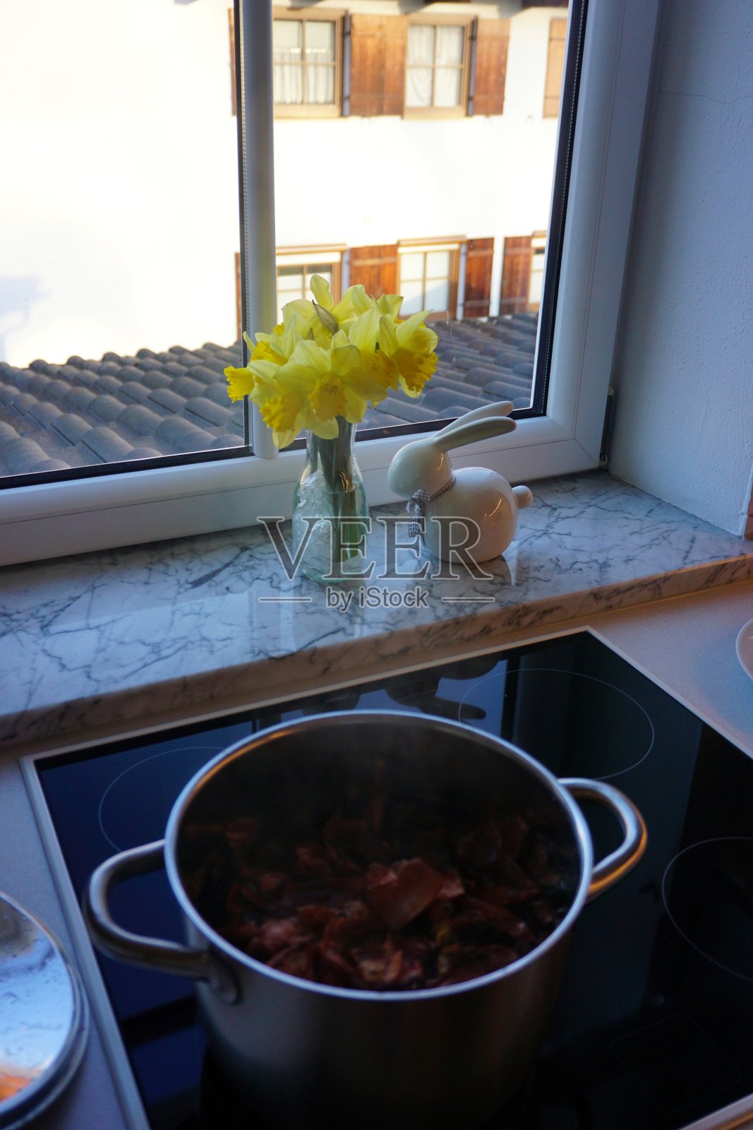 复活节的装饰。复活节彩蛋的一种有趣的着色方法。照片摄影图片