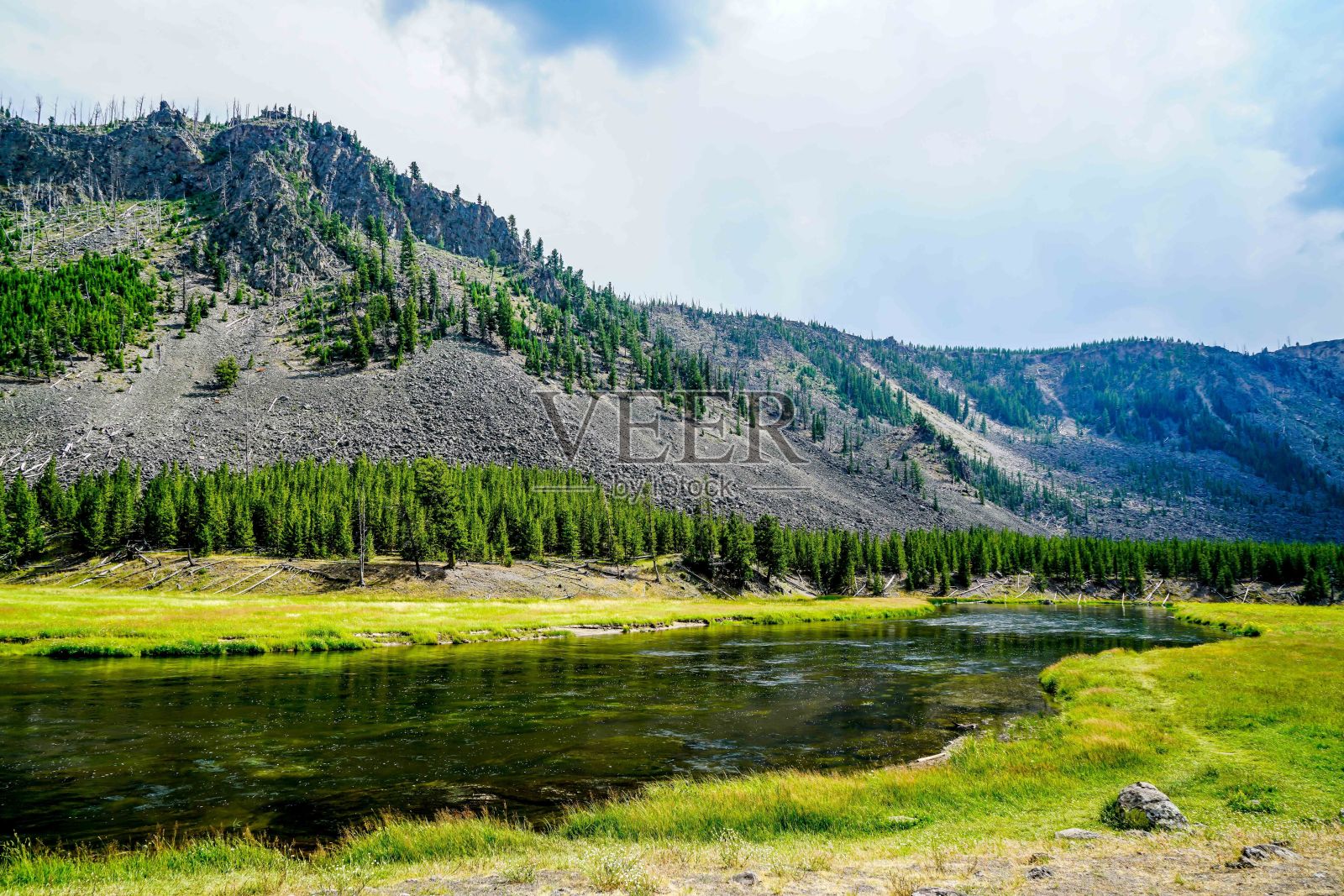阳光灿烂的日子里，河流被群山环绕，蓝天密布照片摄影图片