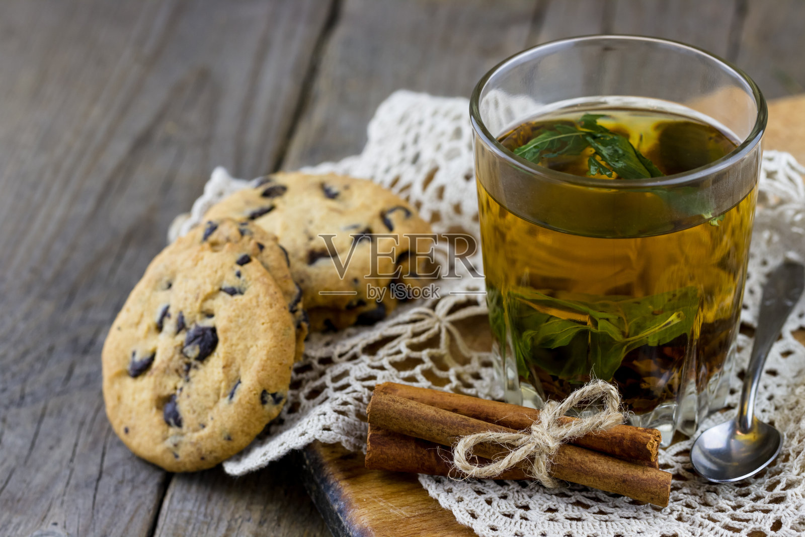巧克力饼干，一杯茶和肉桂棒照片摄影图片