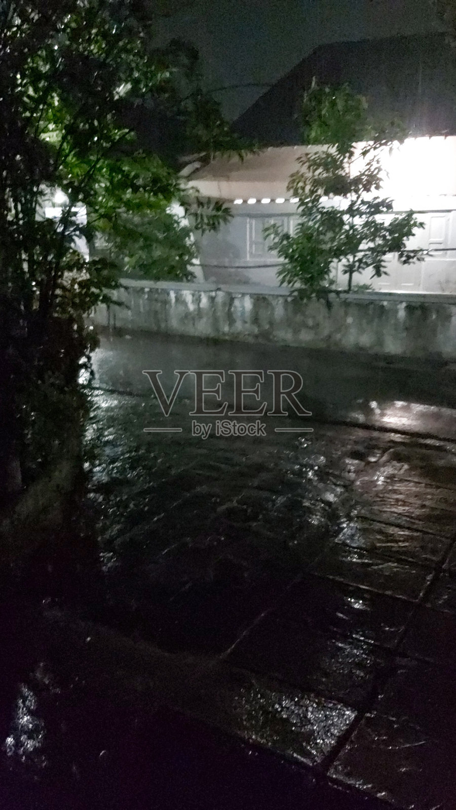 噩梦后的雨照片摄影图片