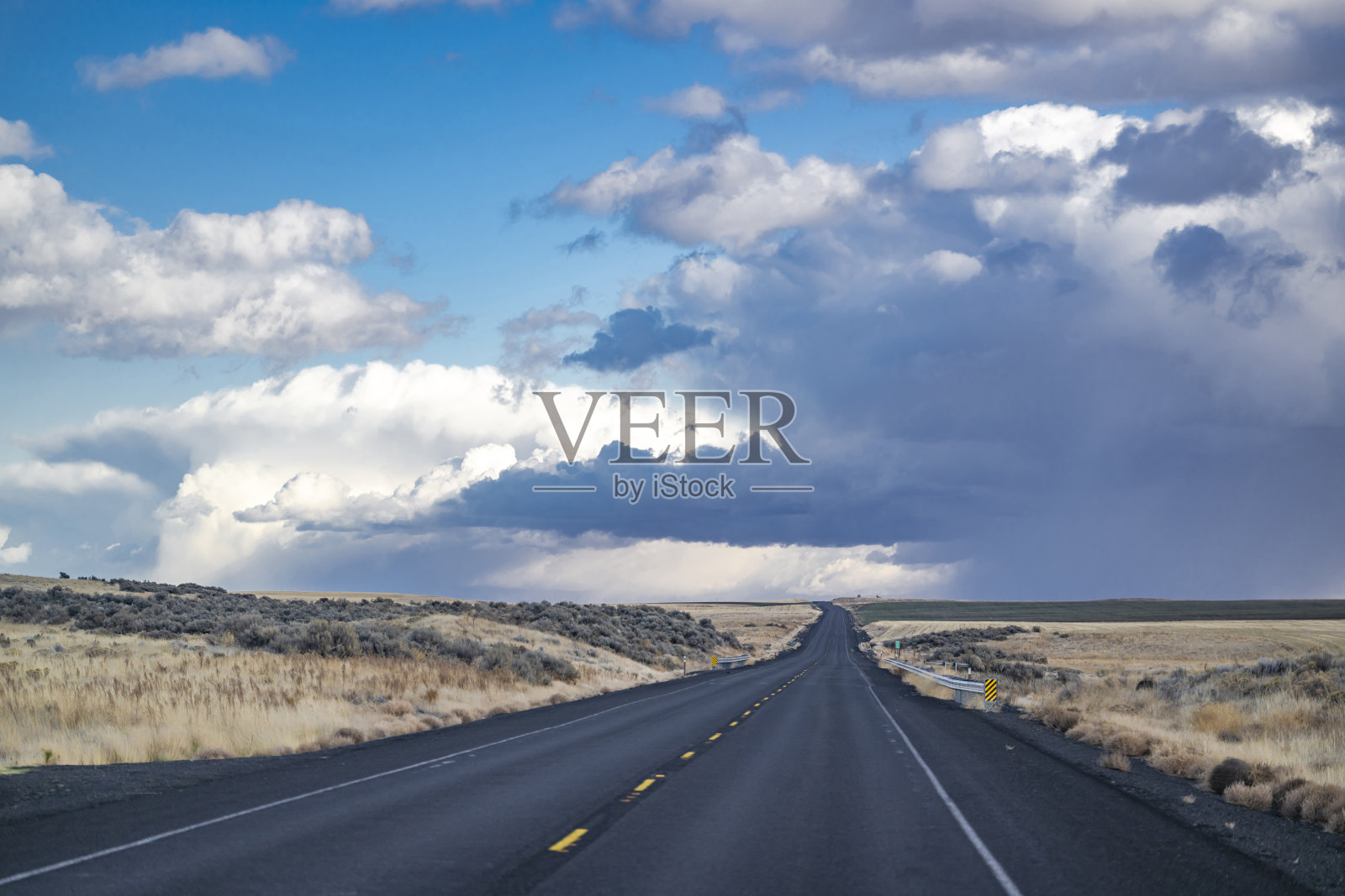 地平线上的道路和修剪整齐的草地向游客和旅行者招手，探索新的地方和路线照片摄影图片