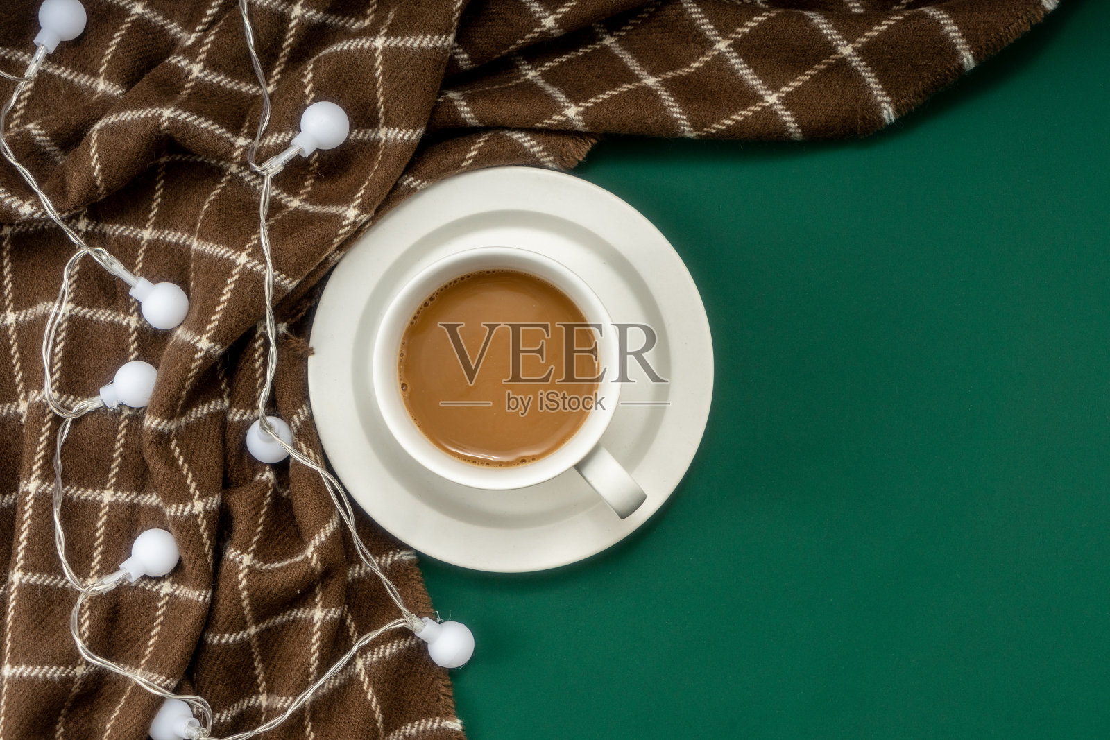 圣诞装饰和绿色背景的咖啡。圣诞节的概念。照片摄影图片