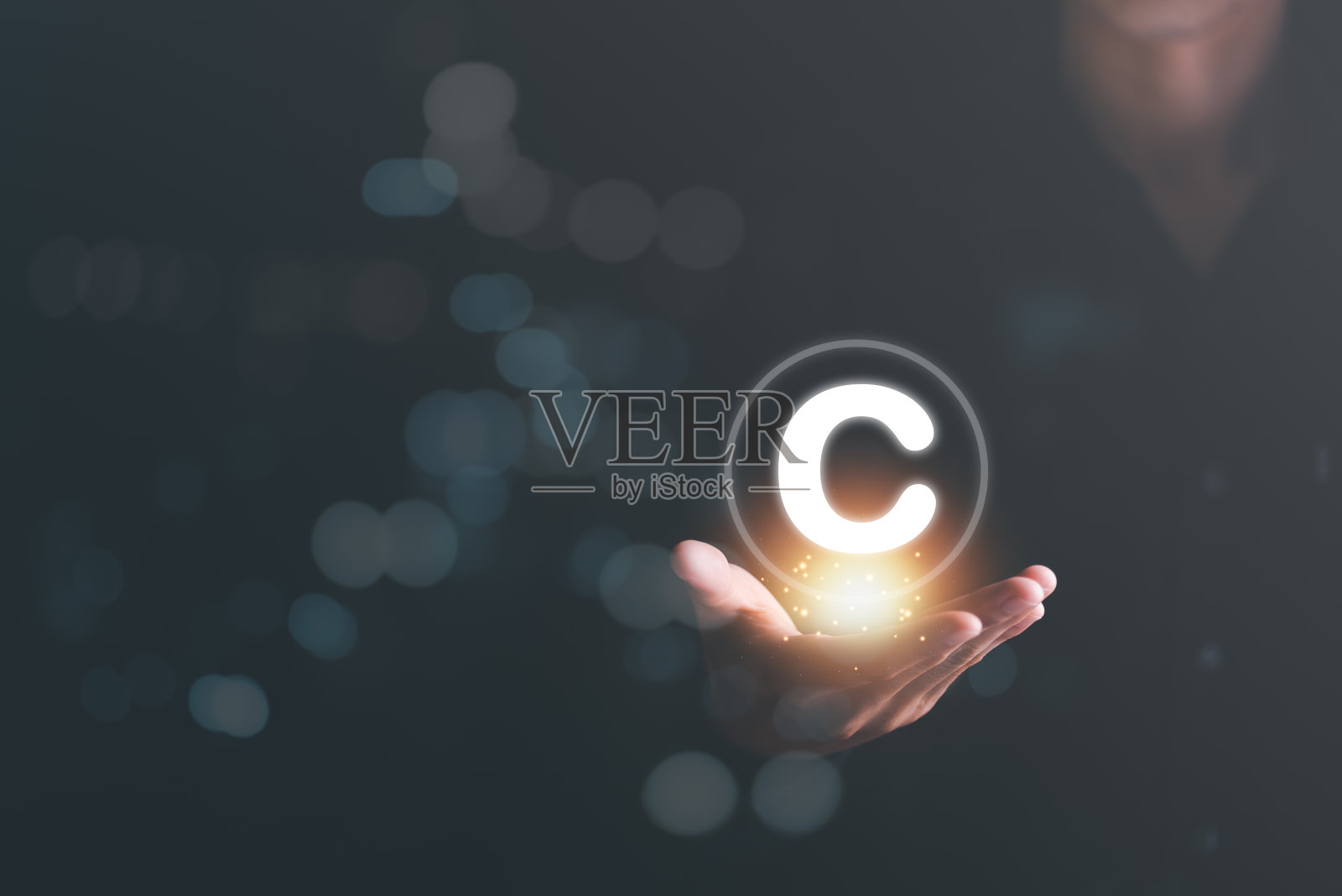 图标在商人手中，版权概念或知识产权专利保护版权侵权专有声明合法创新照片摄影图片