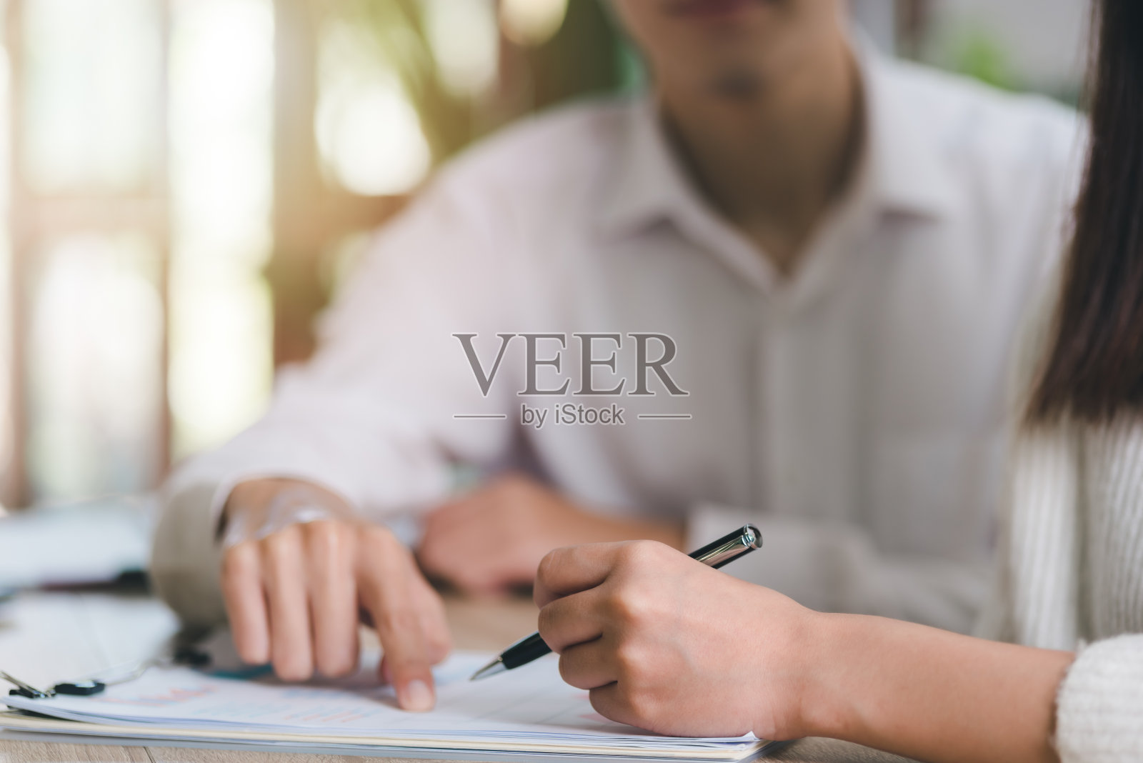 经纪人为客户指指文件签字，办理业务文件和协议业务合同签署合同或保证文件的审批照片摄影图片