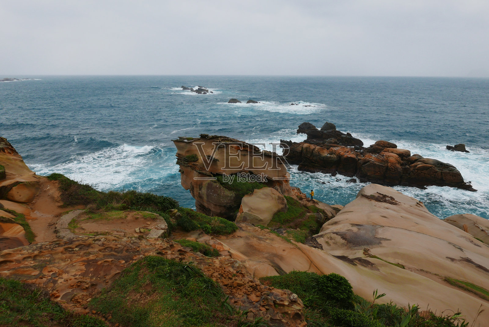 野柳海角是由大屯山形成的一个延伸入海的海角，长约1700米。当从上面俯瞰时，这个地方就像一只沉入大海的巨龟。照片摄影图片