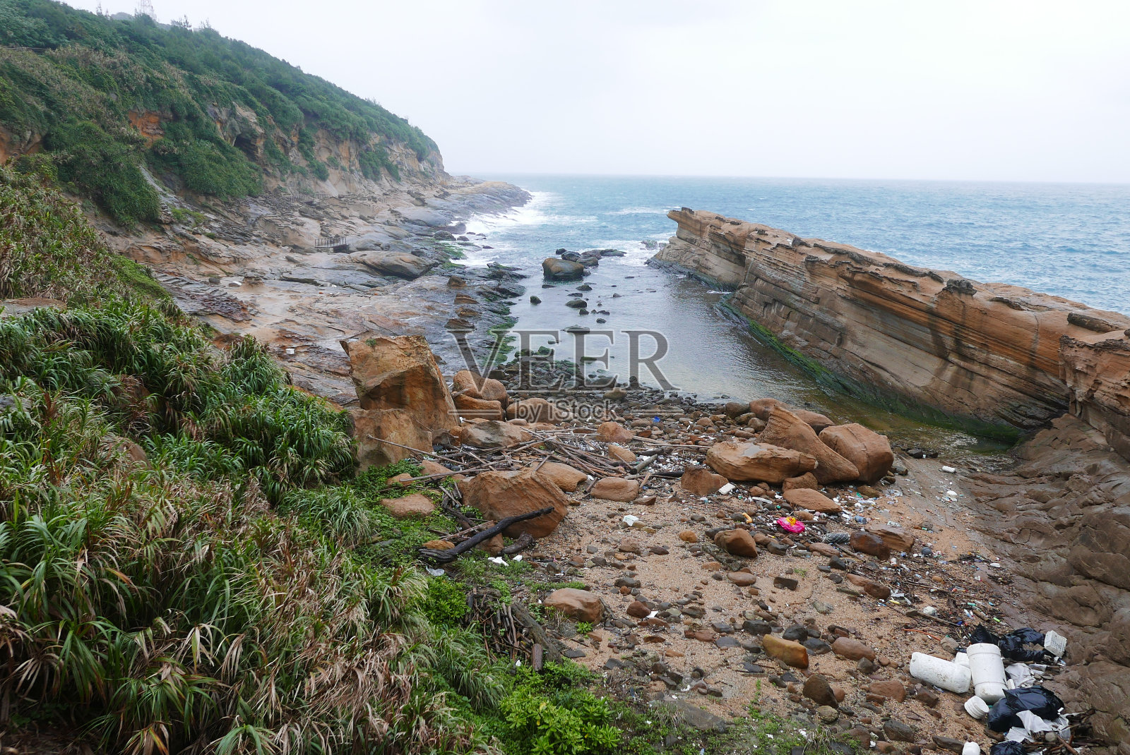 野柳海角是由大屯山形成的一个延伸入海的海角，长约1700米。当从上面俯瞰时，这个地方就像一只沉入大海的巨龟。照片摄影图片