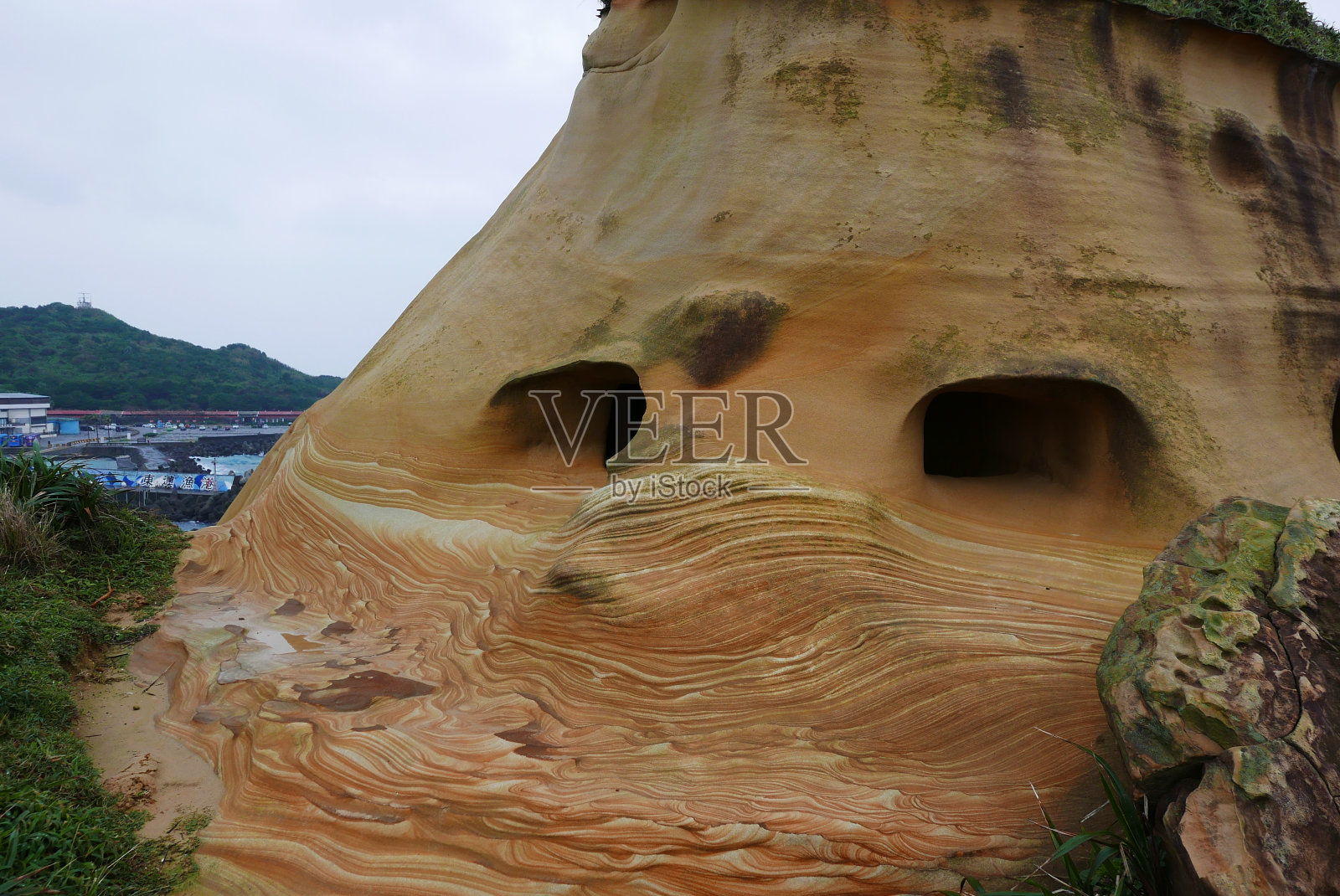野柳海角是由大屯山形成的一个延伸入海的海角，长约1700米。当从上面俯瞰时，这个地方就像一只沉入大海的巨龟。照片摄影图片