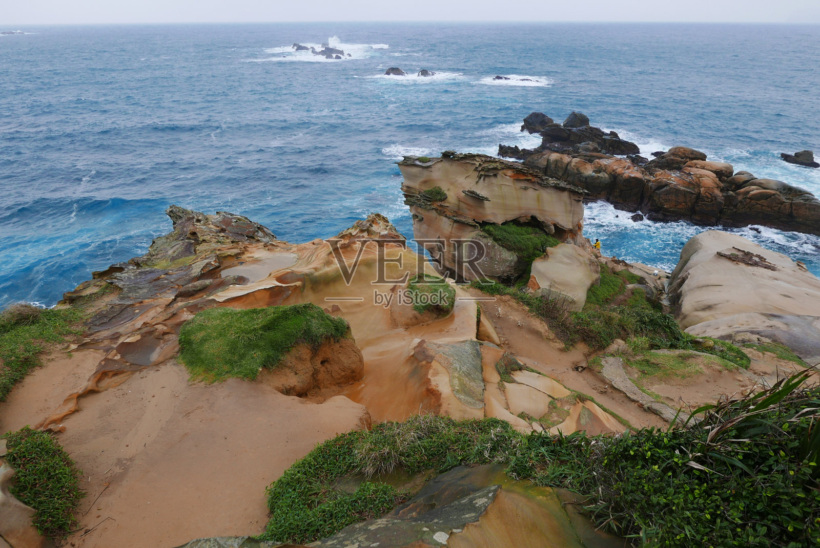 野柳海角是由大屯山形成的一个延伸入海的海角，长约1700米。当从上面俯瞰时，这个地方就像一只沉入大海的巨龟。照片摄影图片