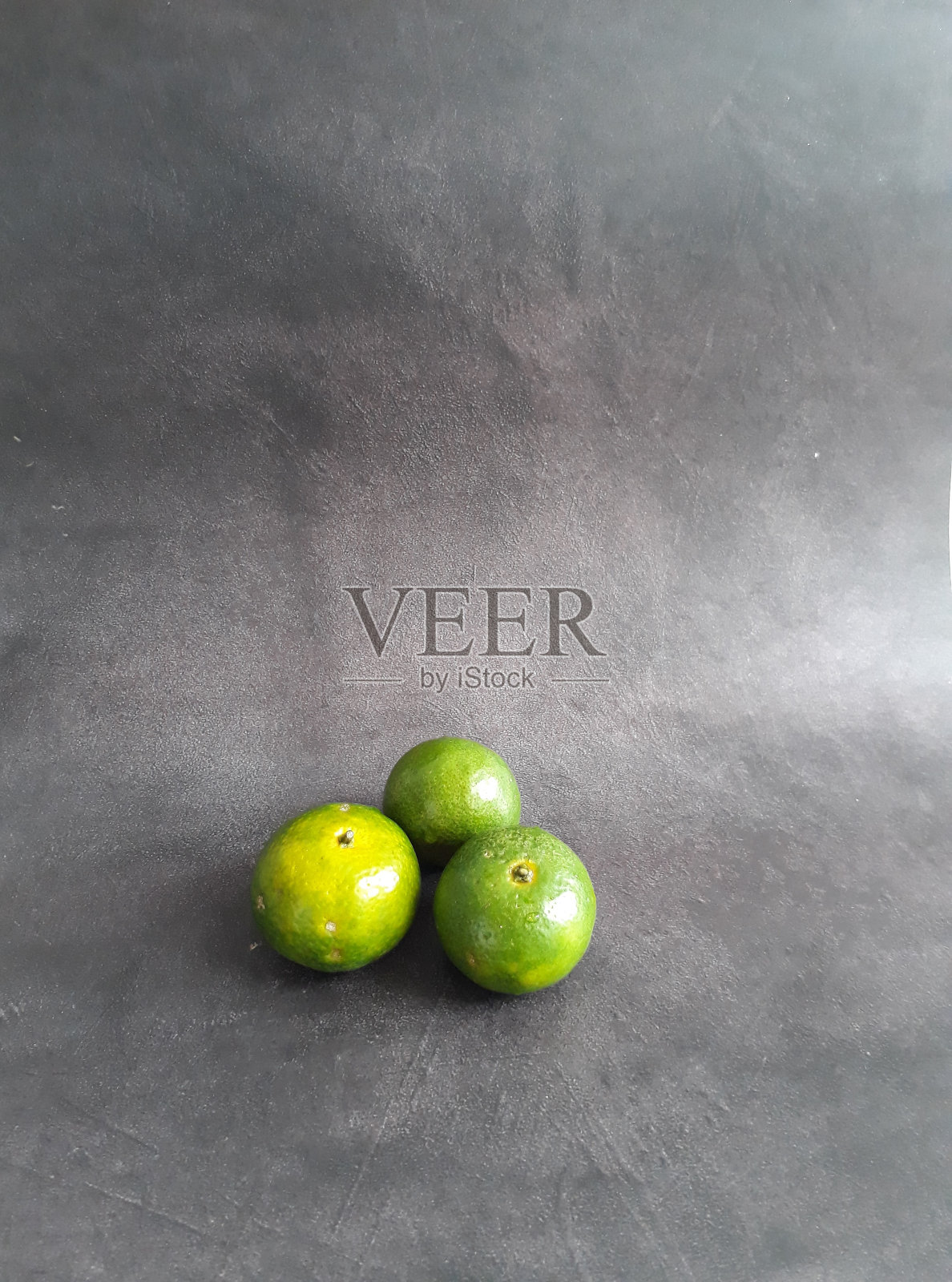 绿色柑橘孤立在黑色背景上照片摄影图片