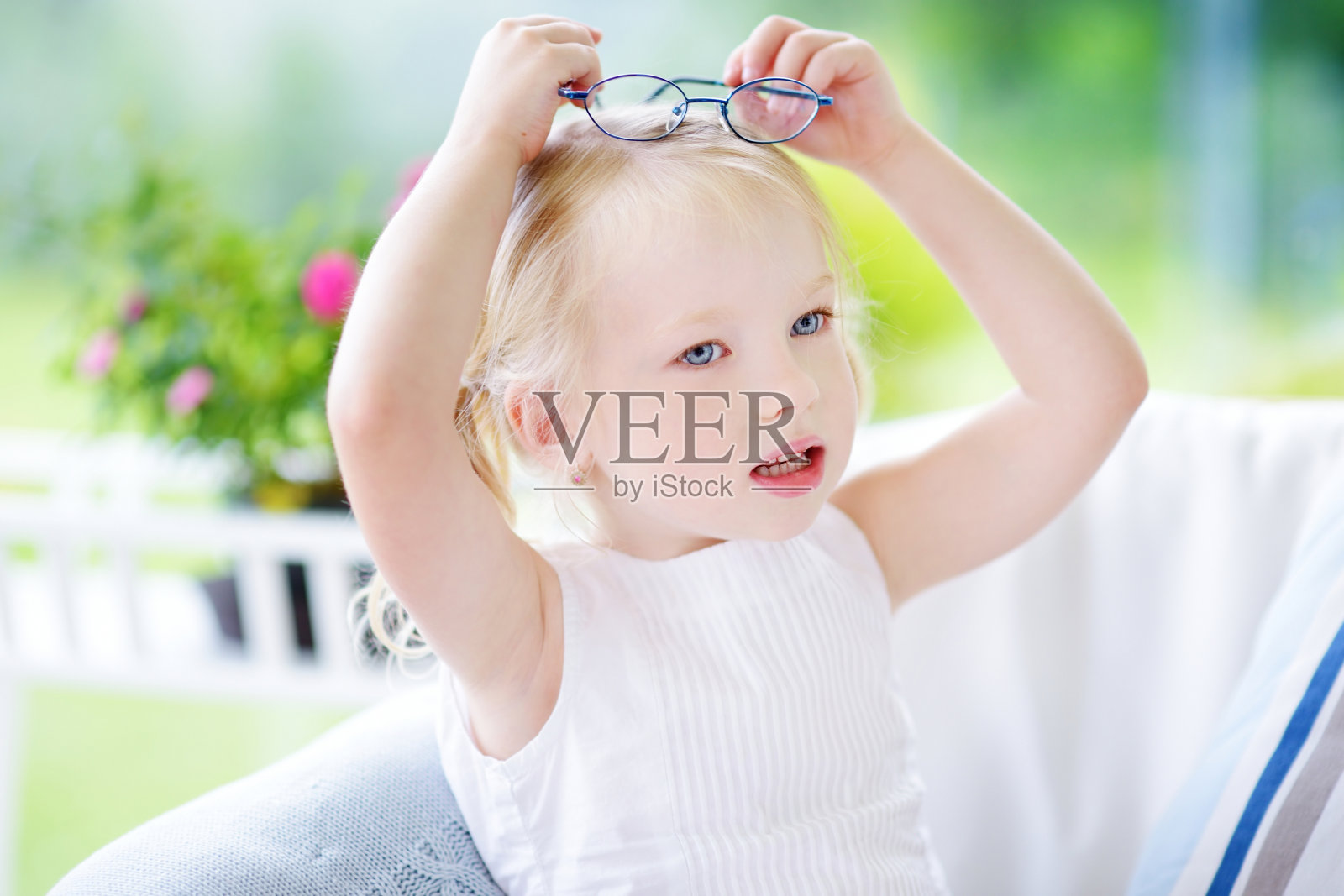 家里戴眼镜的漂亮小女孩的肖像照片摄影图片