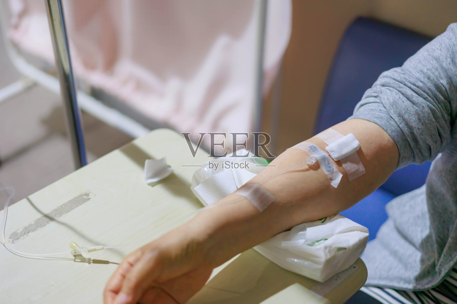 一个打着点滴的女人的手臂照片摄影图片