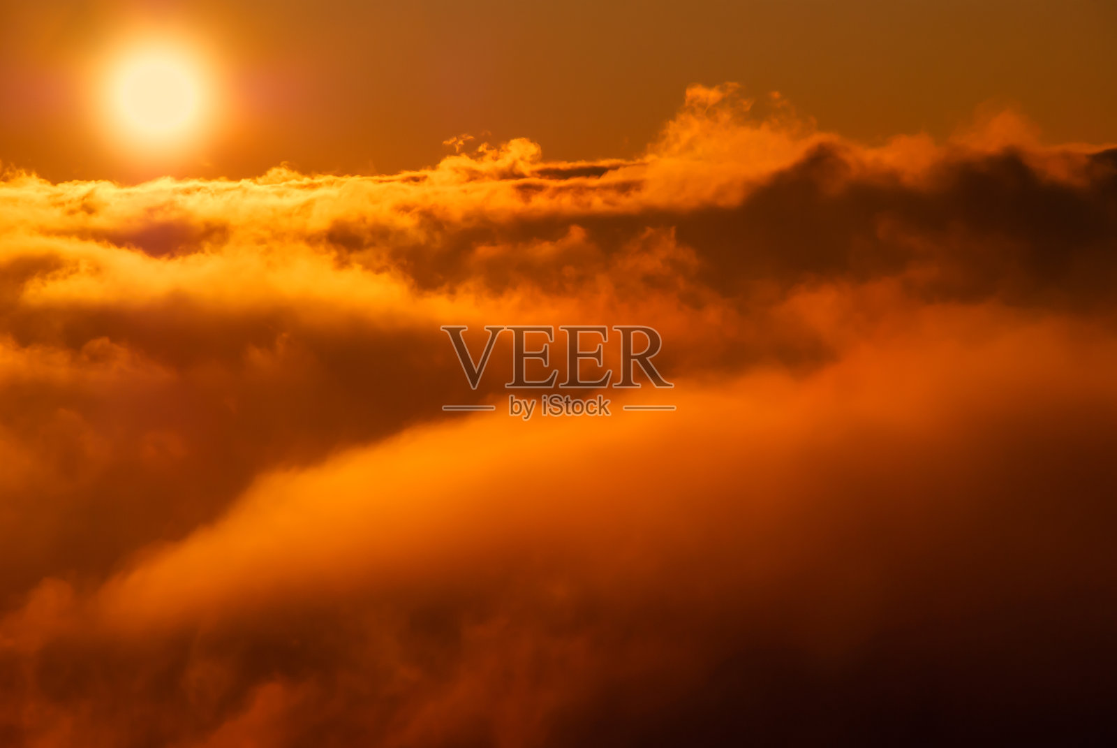 美丽的日落/日出多云的天空，从鸟瞰柔和的彩云和戏剧性的光。云层上的飞机视图。生动的黄昏天空被太阳描绘留下明亮的金色阴影照片摄影图片