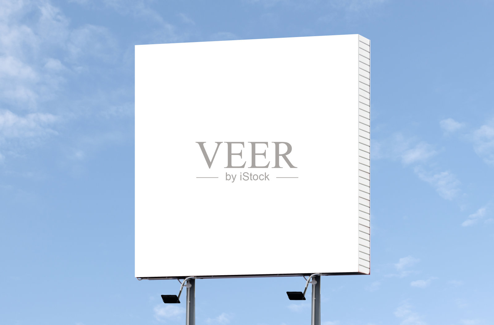 户外广告牌在蓝天背景与白色背景模拟。剪切路径照片摄影图片