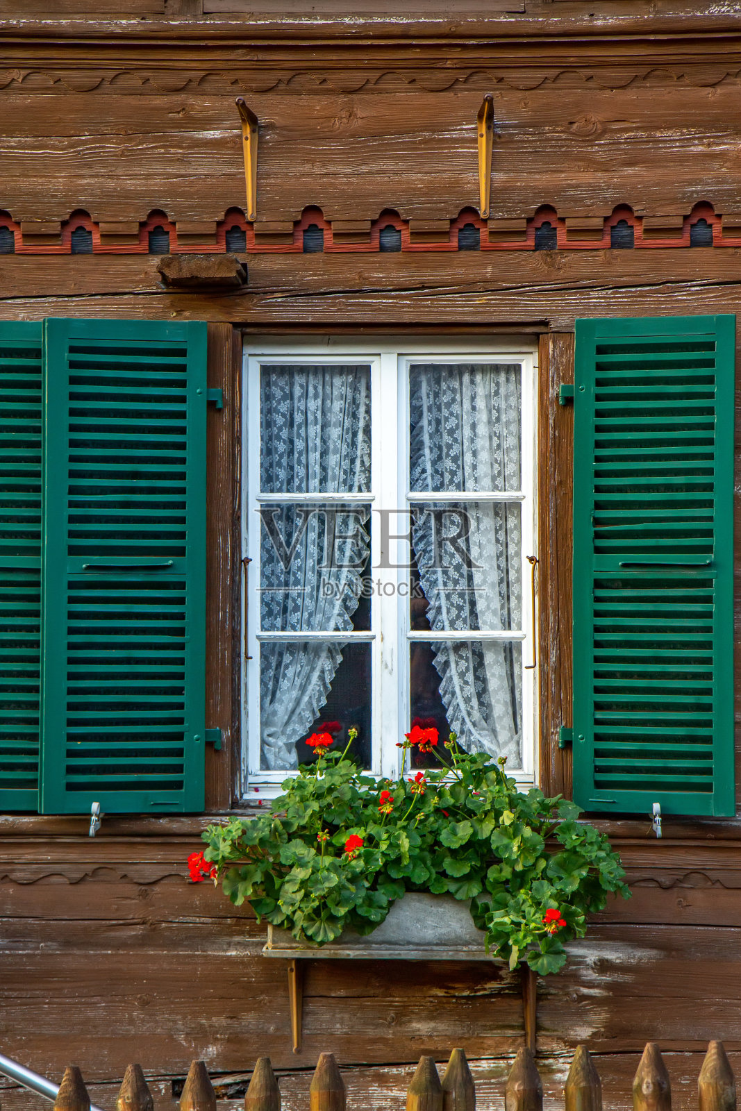 瑞士村庄里古老的传统窗户照片摄影图片