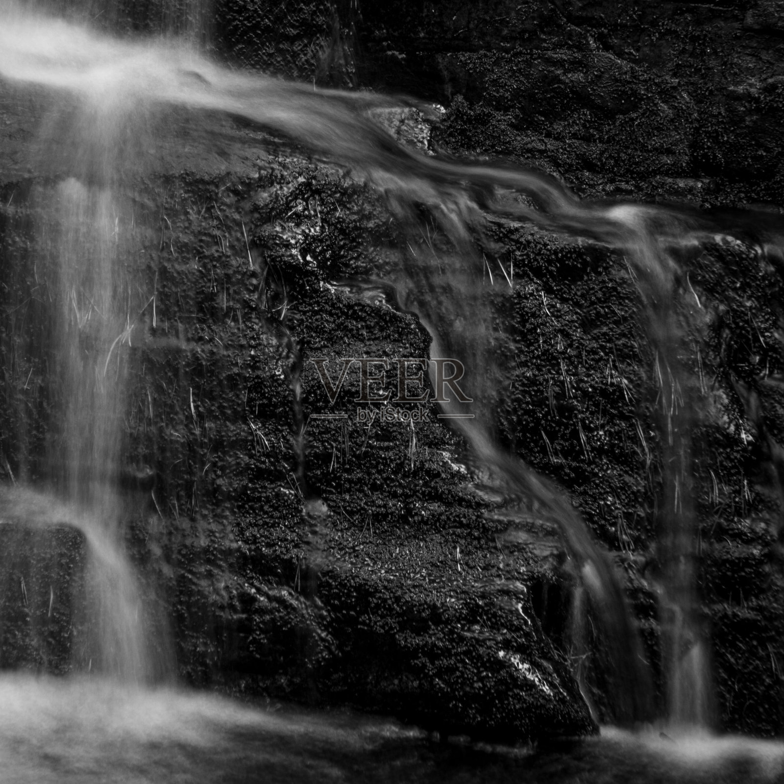 岩石峭壁上瀑布的美丽灰度图照片摄影图片