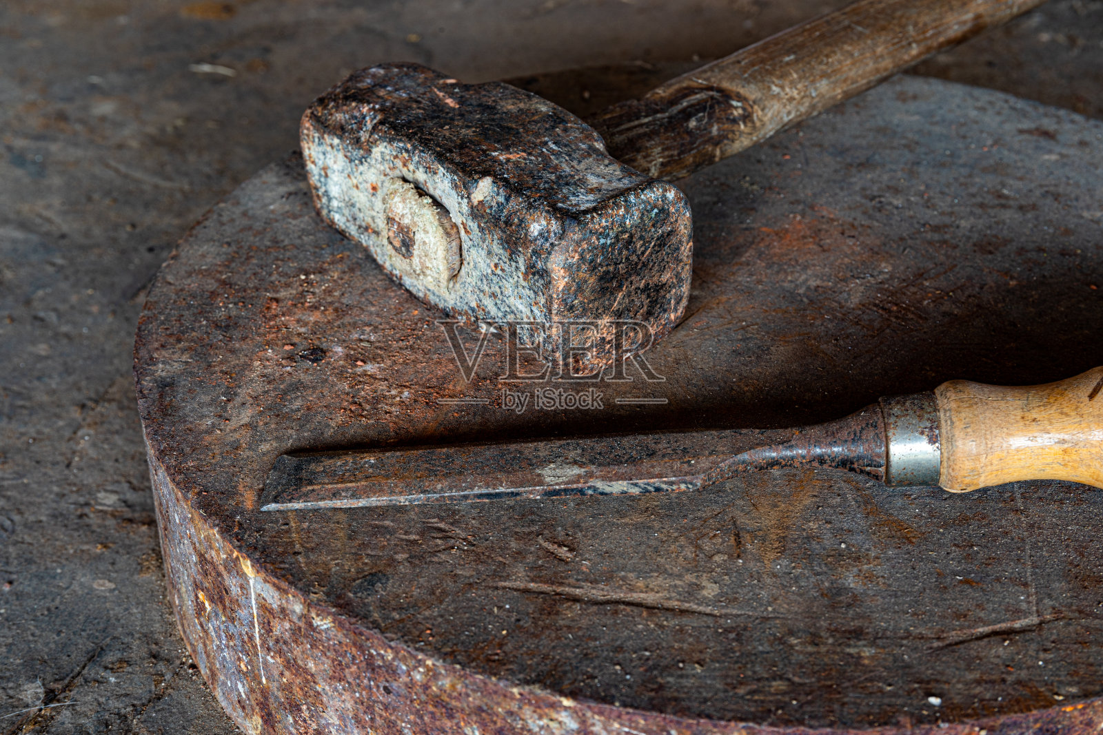 选择性聚焦镜头的古董工作工具-大锤和刀照片摄影图片