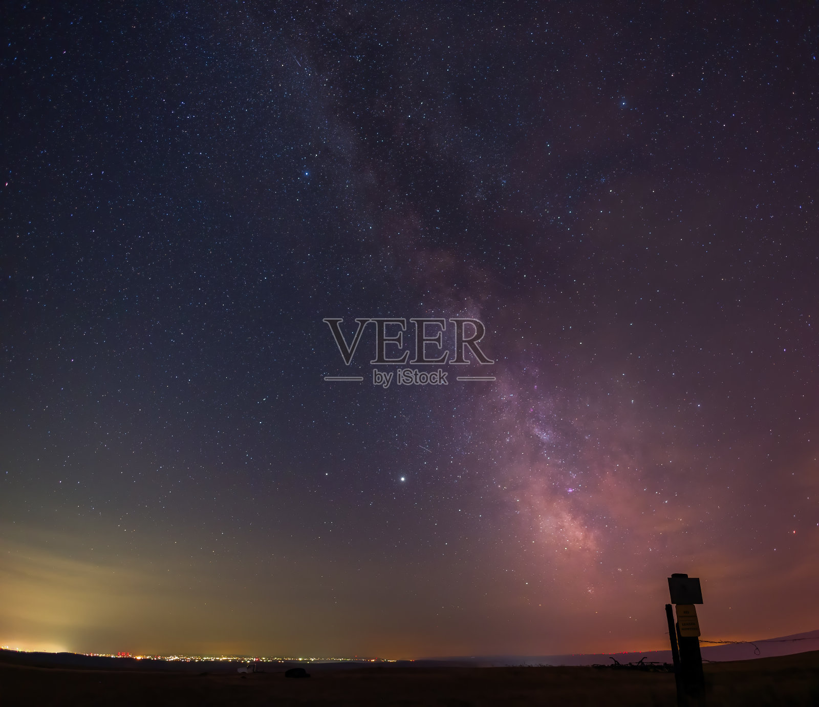 在多彩的夜空中拍摄的银河风景照片摄影图片