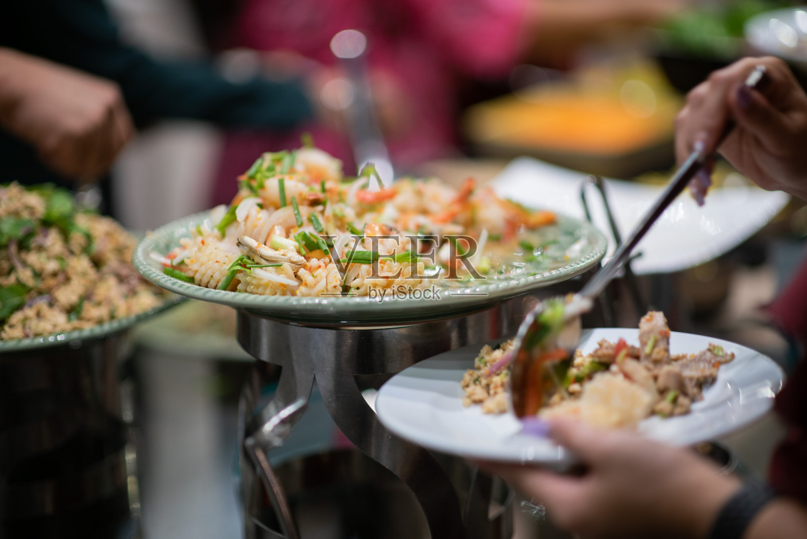 舀食物，准备食物，晚餐时间照片摄影图片