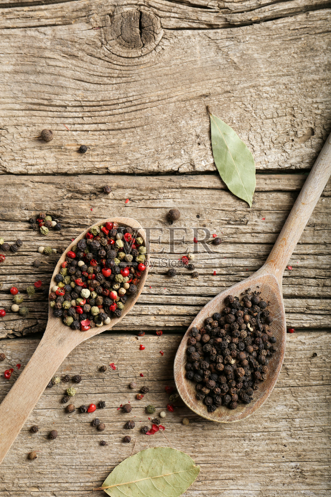 胡椒豌豆在木制背景照片摄影图片