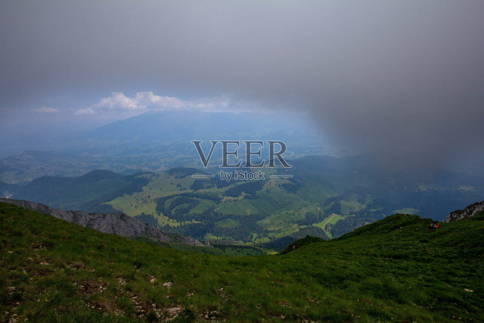 在多云的天空下，美丽的山地景观令人着迷照片摄影图片