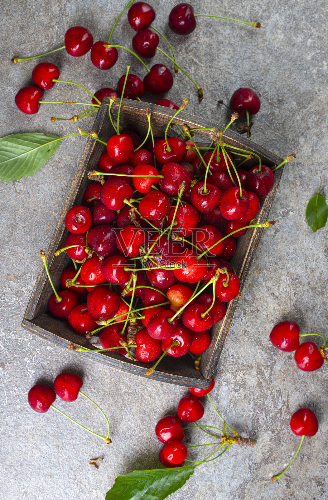 桌上放着一篮新鲜成熟的樱桃照片摄影图片