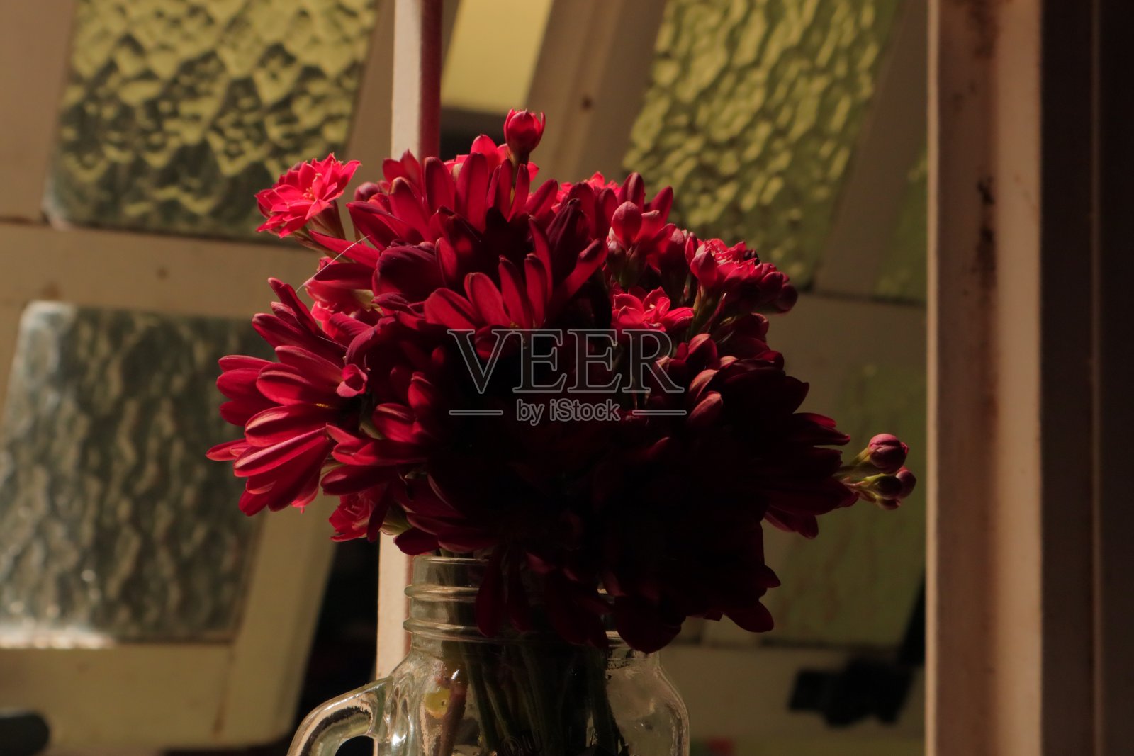 窗前的红花小瓶照片摄影图片