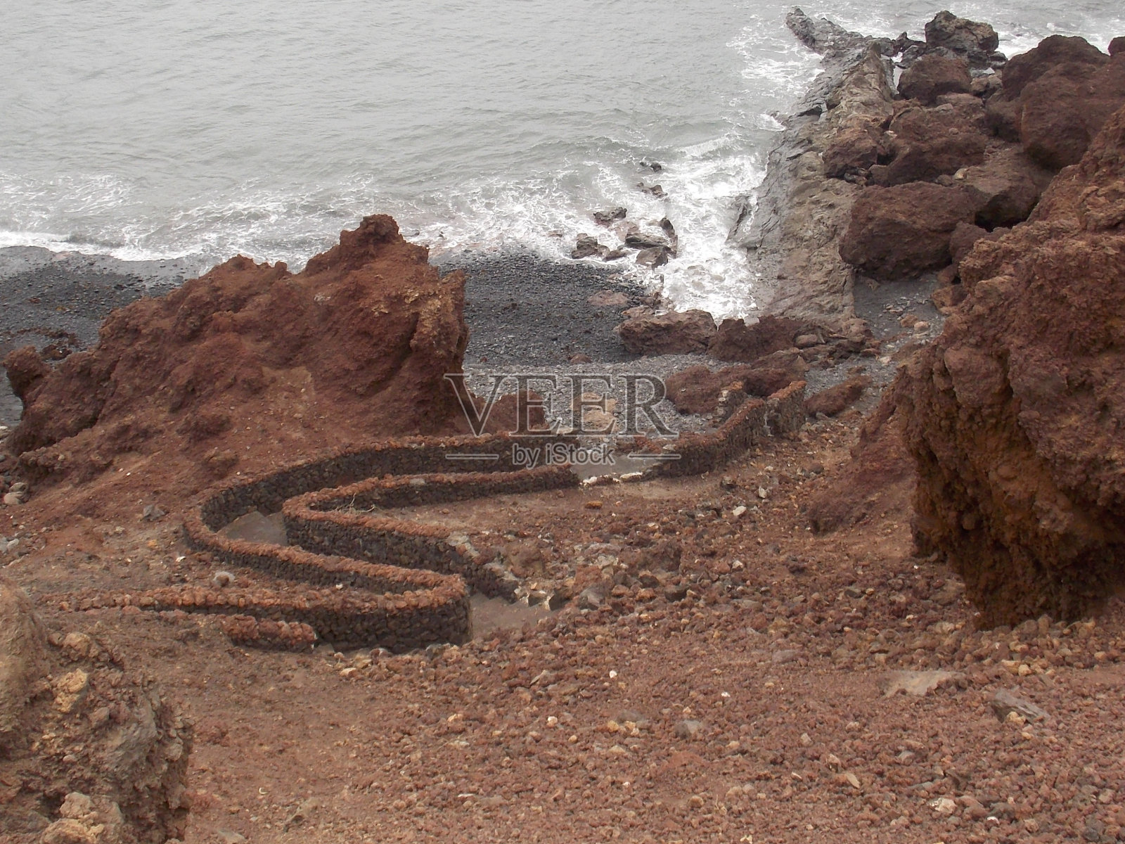 西班牙兰萨罗特岛。好像有条蛇从这里经过照片摄影图片