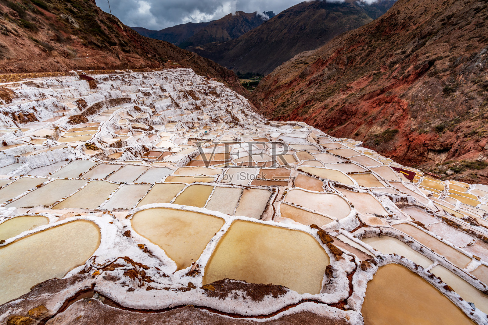 从秘鲁山顶俯瞰，马拉斯——印加盐田。照片摄影图片