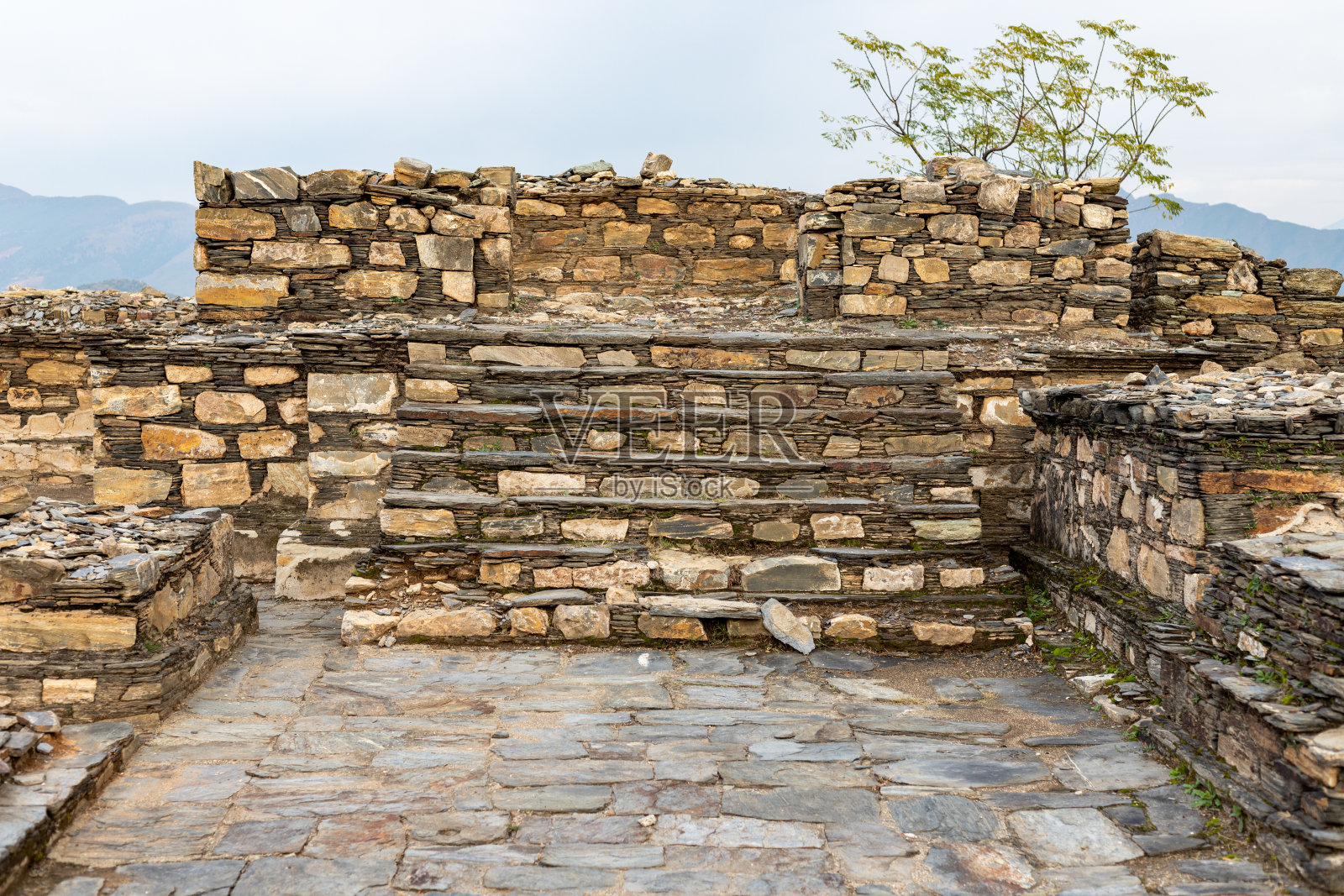 尼莫格佛塔位于尼莫格山谷照片摄影图片