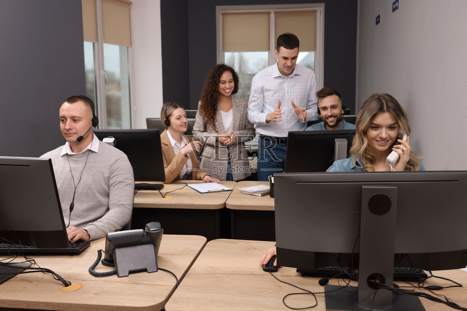 在现代化办公室工作的呼叫中心接线员照片摄影图片