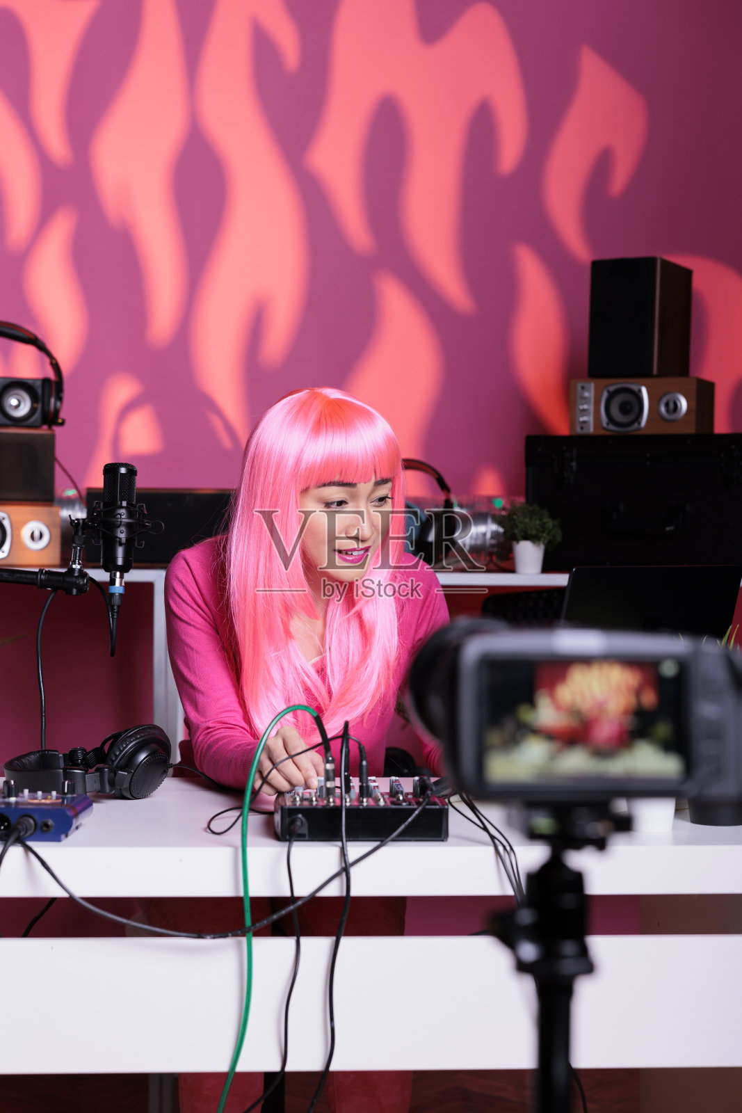 欢快的网红在检查混音器声音时使用专业摄像机录制视频照片摄影图片