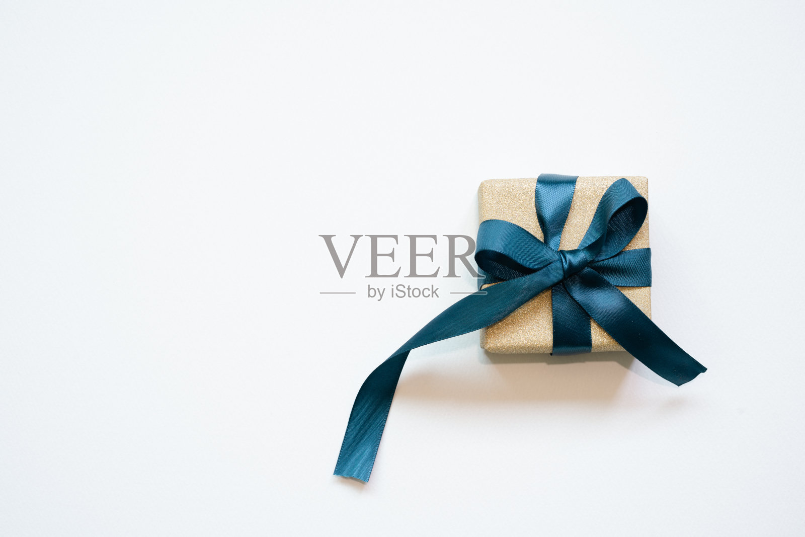 闪闪发光的金色礼盒孤立的白色背景。俯视图，复制空间照片摄影图片