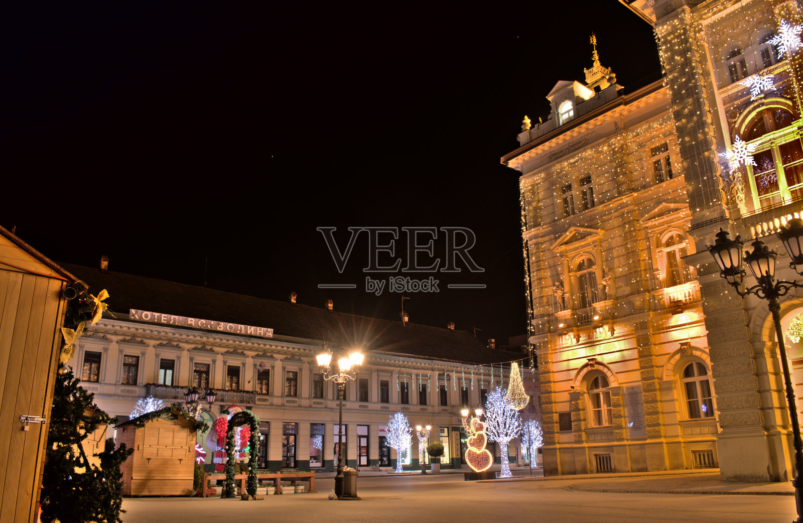 诺维萨德县政府办公室的圣诞装饰照片摄影图片