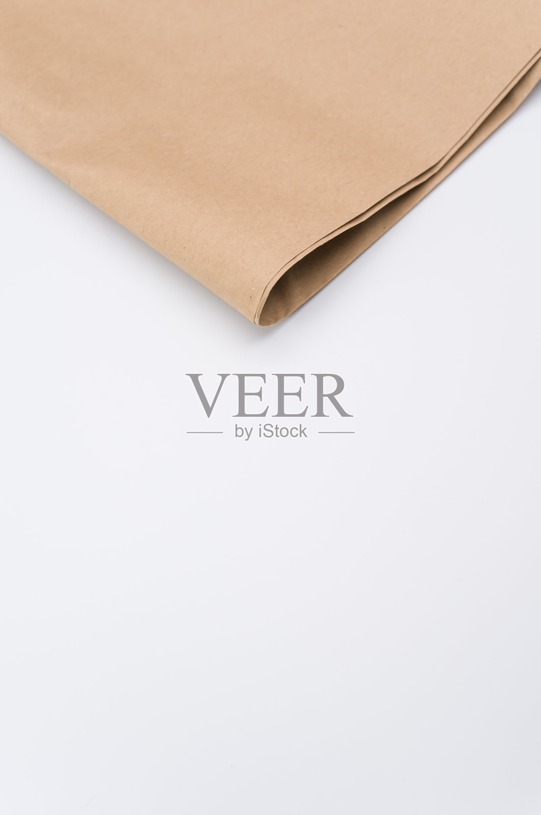 回收的棕色牛皮纸折叠在白色背景上照片摄影图片