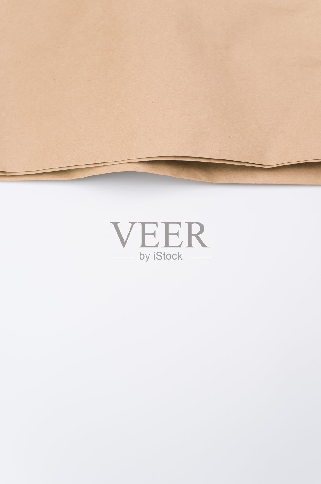 回收的棕色牛皮纸折叠在白色背景上照片摄影图片