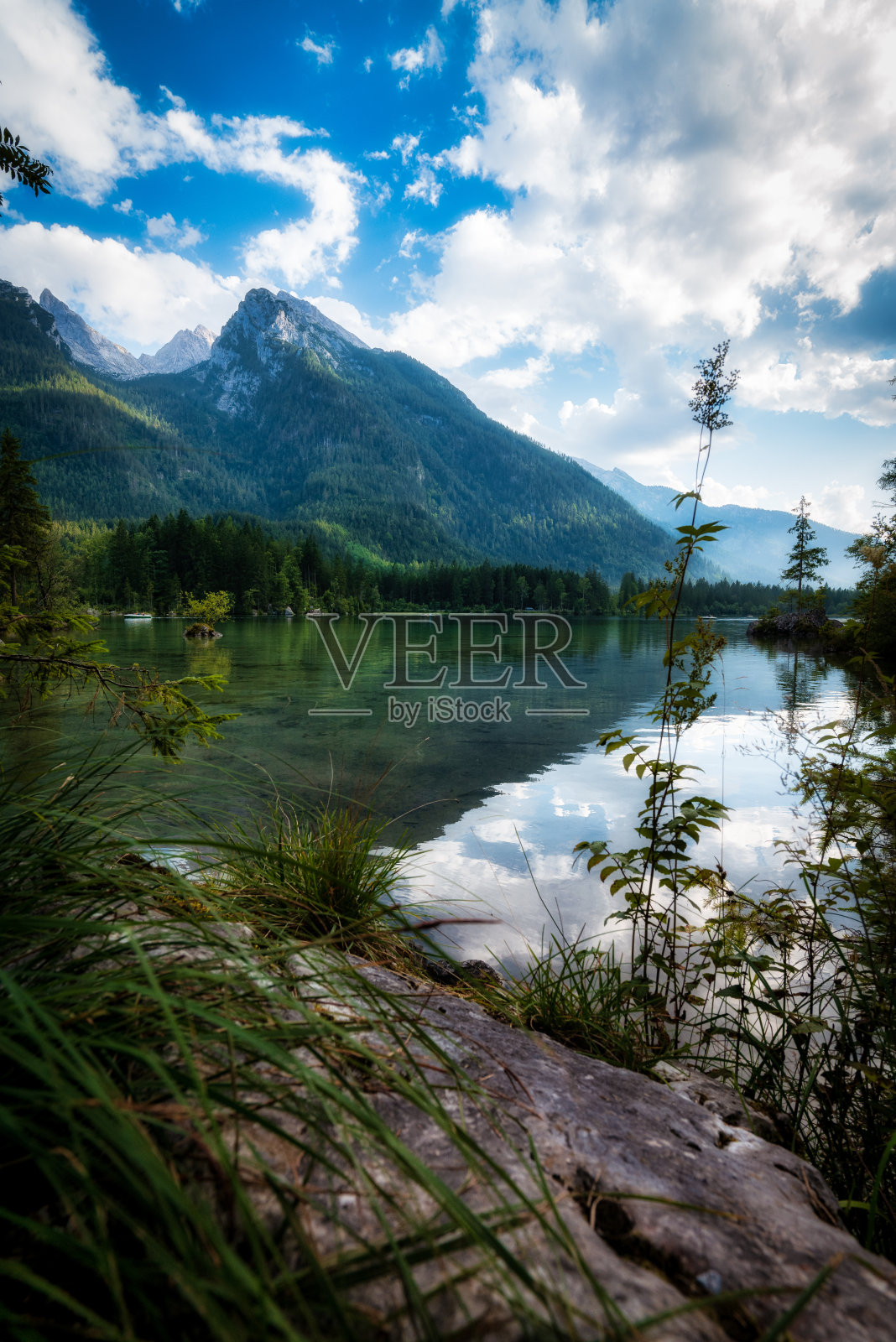 春天湖面上多云的天空照片摄影图片