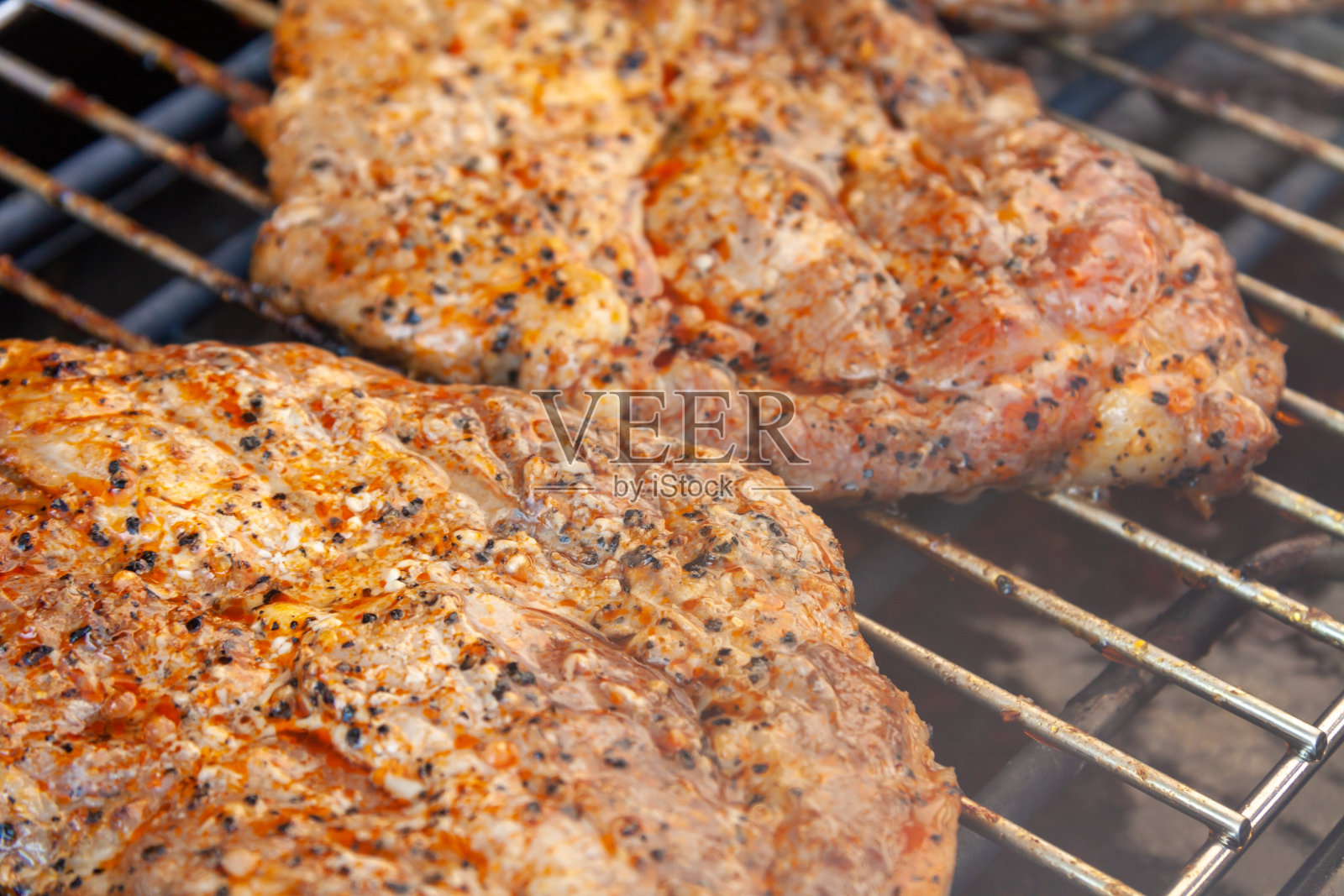 烤架上的腌肉特写照片摄影图片