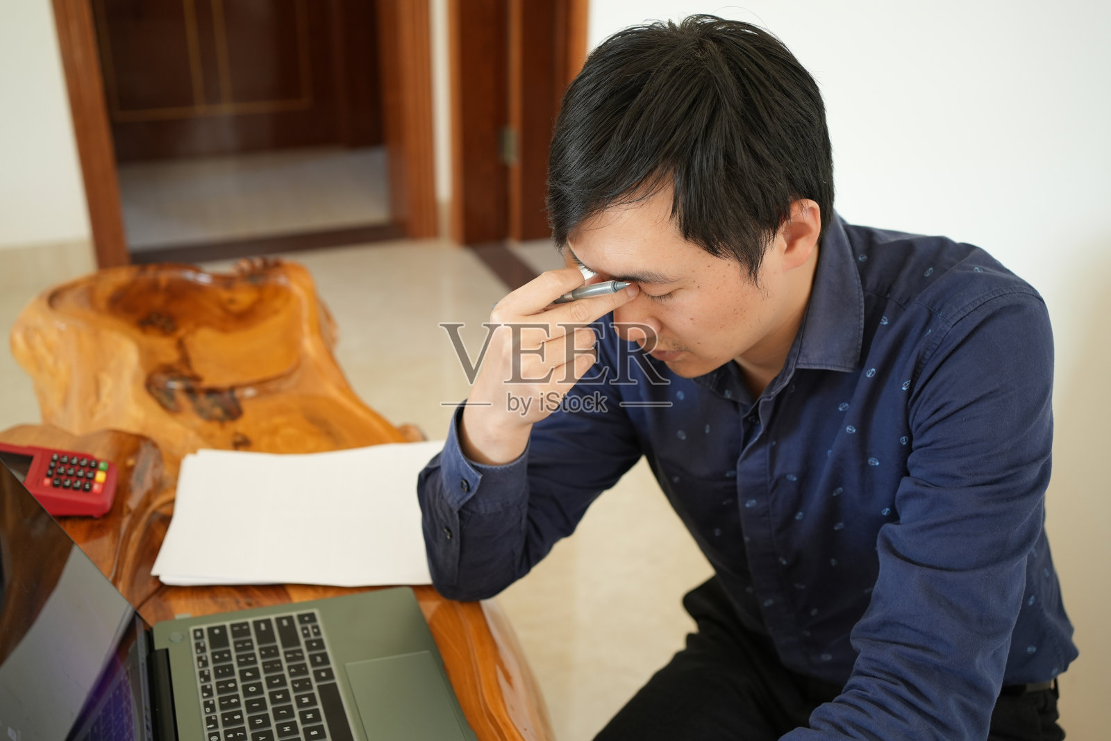 商人工作中的各种病痛照片摄影图片