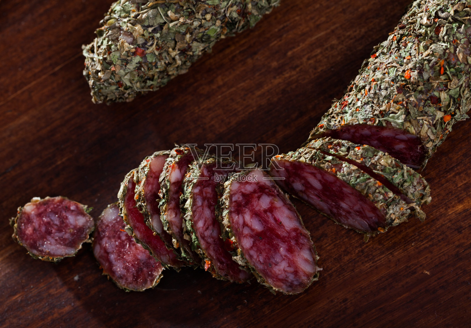 涂有香草的Fuet香肠照片摄影图片