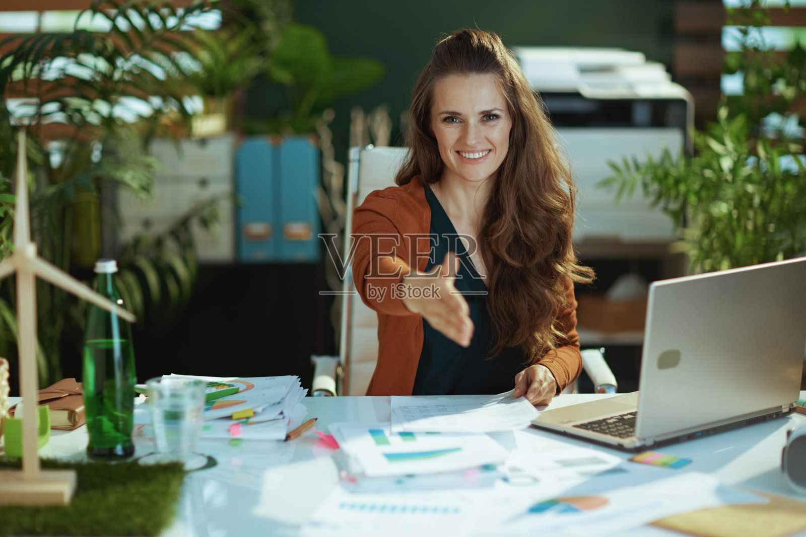 微笑的女企业家伸出手握手照片摄影图片