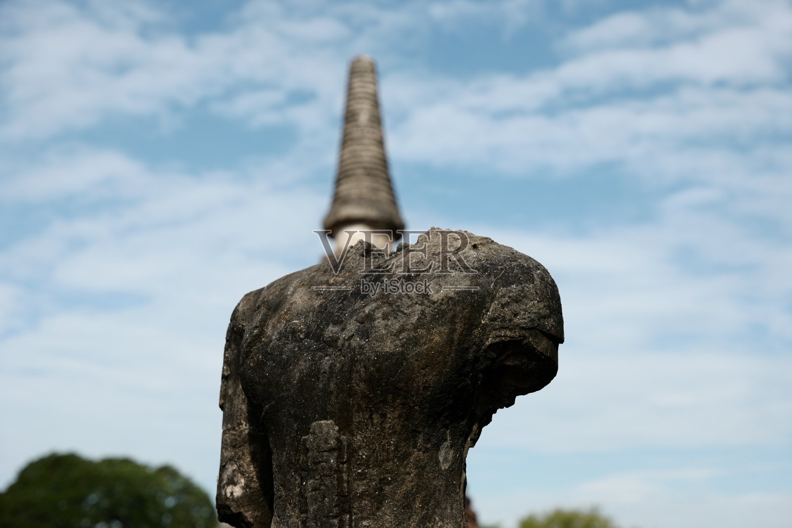 无头佛像的古代佛像在蓝天与宝塔的背景模拟失踪的佛头照片摄影图片