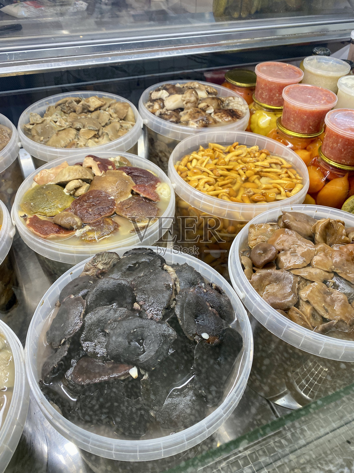 俄罗斯圣彼得堡农贸市场上出售的咸味蘑菇照片摄影图片