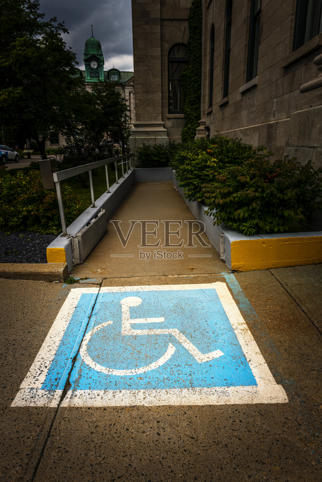 柏油路上的轮椅通道标志照片摄影图片