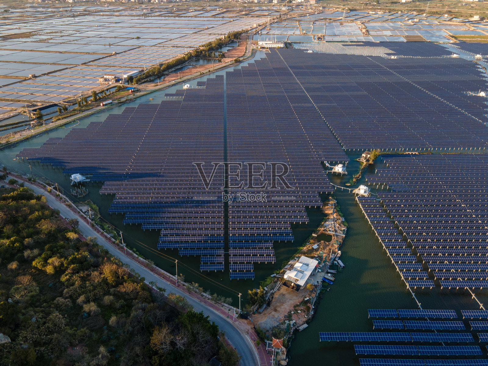 光伏太阳能发电厂鸟瞰图照片摄影图片