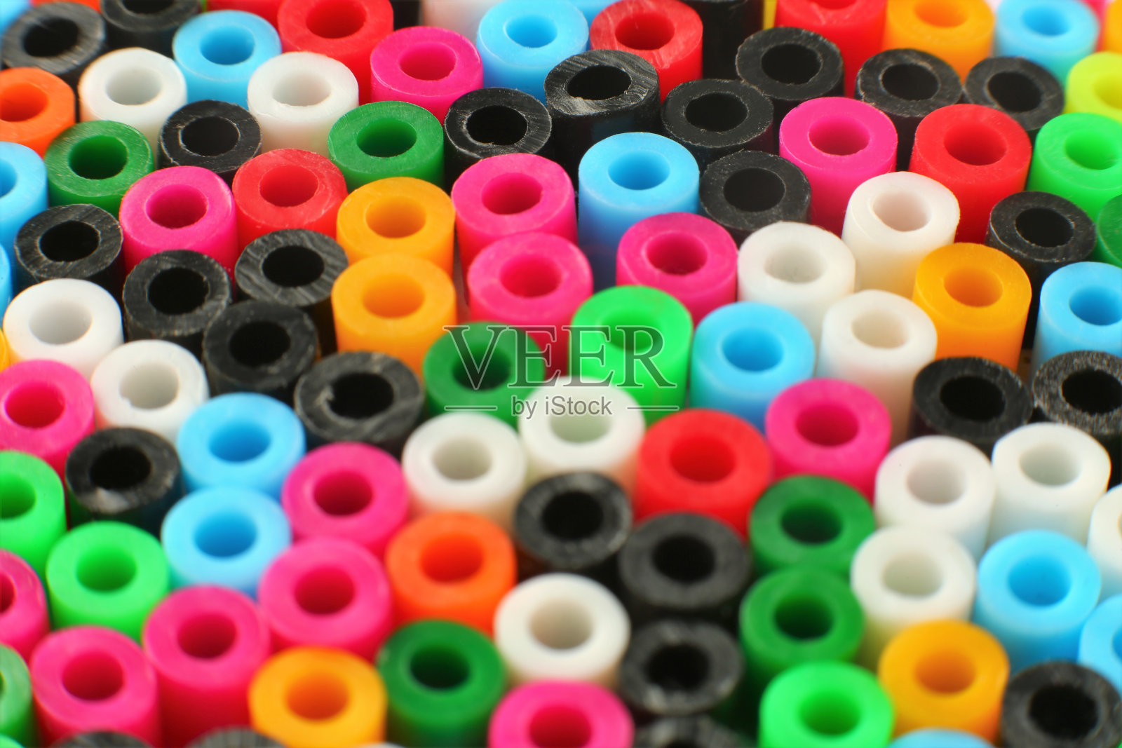 明亮多彩的背景小塑料散落的珠子照片摄影图片