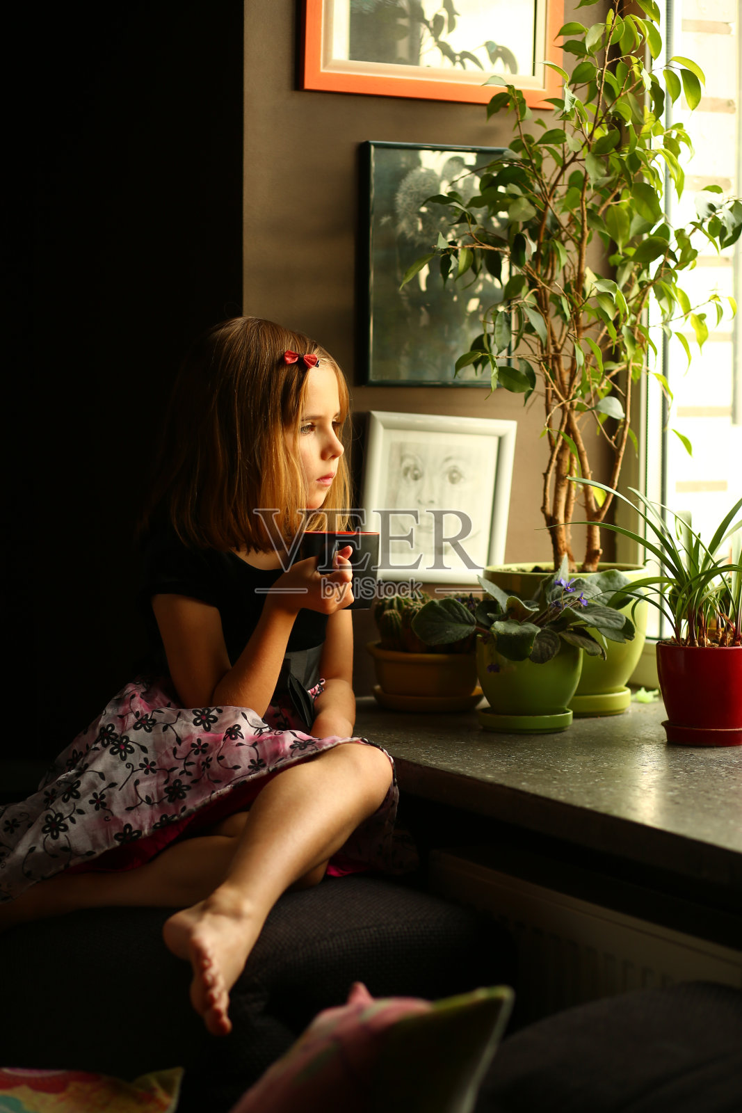 可爱周到的女孩靠近窗户照片摄影图片