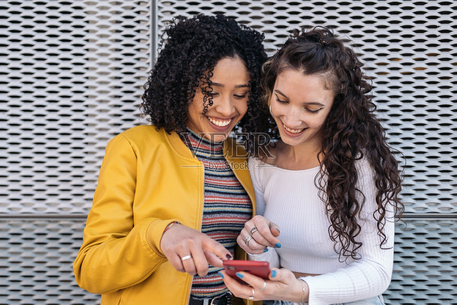 使用手机的快乐朋友照片摄影图片